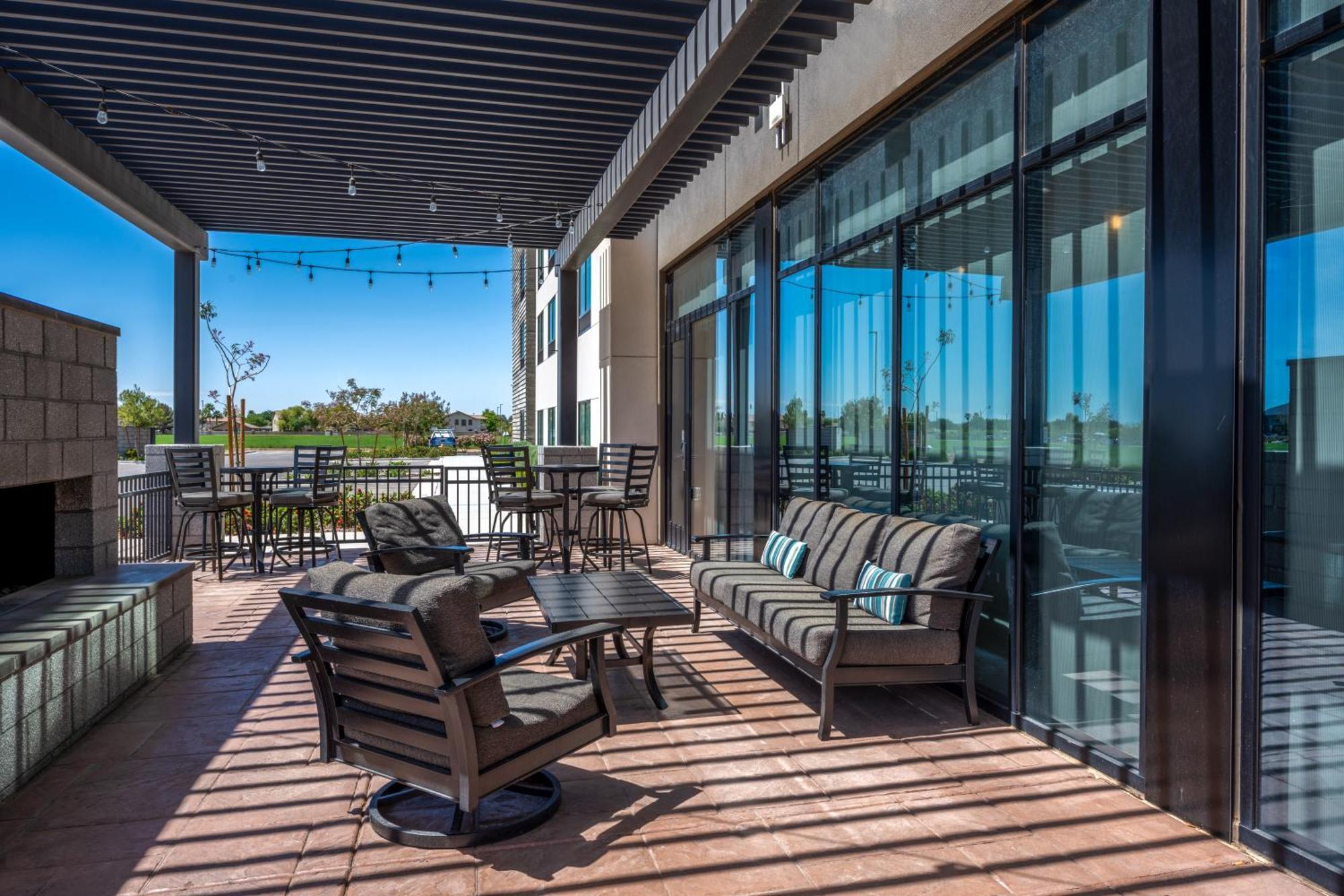 Holiday Inn Express & Suites - Gilbert - Mesa Gateway Airport Exteriör bild